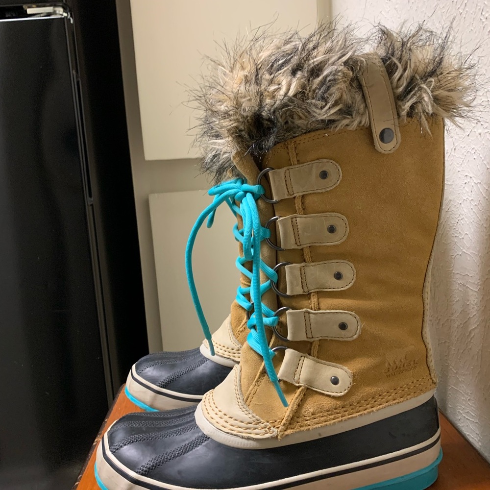 Sorel Women's Tan, Black & Turquoise Lace-Up Winter Boots with Faux Fur. - Picture 4 of 8
